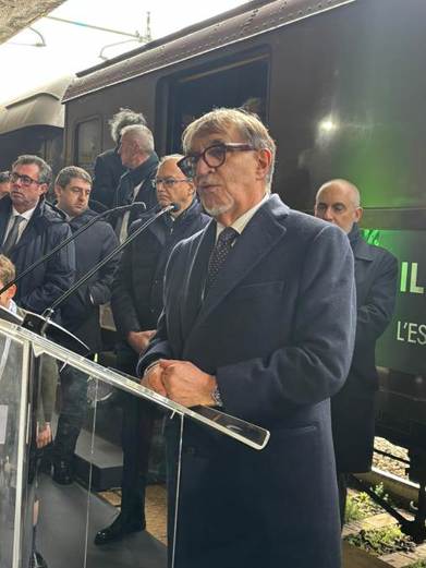 Immagine che contiene vestiti, persona, uomo, abito