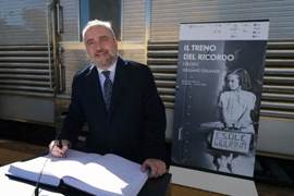 Immagine che contiene vestiti, uomo, Viso umano, persona

Il contenuto generato dall'IA potrebbe non essere corretto.