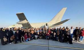 Immagine che contiene cielo, pialla/aereo, aria aperta, persona

Il contenuto generato dall'IA potrebbe non essere corretto.