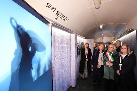 Immagine che contiene vestiti, muro, persona, abito

Il contenuto generato dall'IA potrebbe non essere corretto.