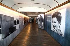 Immagine che contiene Viso umano, muro, interno, dipinto

Il contenuto generato dall'IA potrebbe non essere corretto.