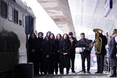 Immagine che contiene vestiti, persona, persone, gruppo