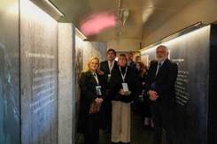 Immagine che contiene vestiti, abito, persona, uomo

Il contenuto generato dall'IA potrebbe non essere corretto.