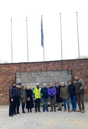 Immagine che contiene vestiti, calzature, aria aperta, persona

Il contenuto generato dall'IA potrebbe non essere corretto.