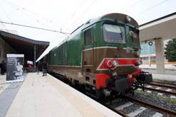 Immagine che contiene ferrovia, trasporto, treno, binari

Il contenuto generato dall'IA potrebbe non essere corretto.