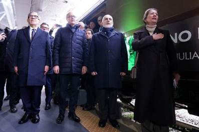 Immagine che contiene vestiti, persona, uomo, abito

Il contenuto generato dall'IA potrebbe non essere corretto.