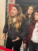 Immagine che contiene vestiti, Viso umano, persona, sorriso

Il contenuto generato dall'IA potrebbe non essere corretto.