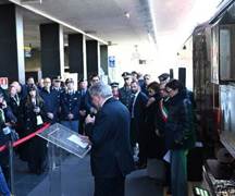 Immagine che contiene vestiti, uomo, persona, calzature

Il contenuto generato dall'IA potrebbe non essere corretto.